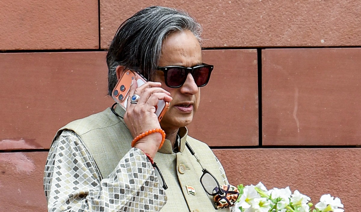 Kerala Election 2026: Attack on Shashi Tharoor’s Convoy During Campaign, Case Filed Against Five